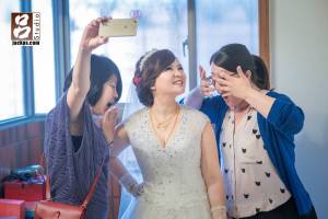 新娘說只有今天才有機會看到擠出來