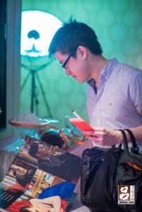 賓客再翻婚紗照