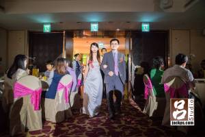 喜宴開始，伴娘伴郎進場