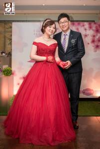 最後送客換上玫瑰紅的禮服