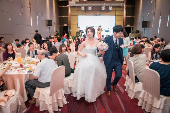 新娘要退場時，看到好友們，自然露出笑容