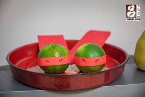 新娘說看到貼上紅紙的綠色橘子很像忍者龜，就把它畫上眼睛