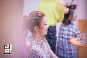 新娘與伴娘在做造型