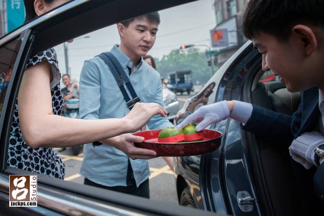 女方晚輩準備橘子給新郎摸