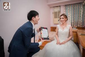 新郎忘了帶捧花，改拿宣言給新娘