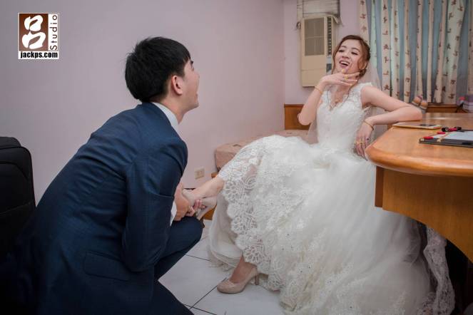 新娘也很活潑，擺出one pice的女帝最常做的pose