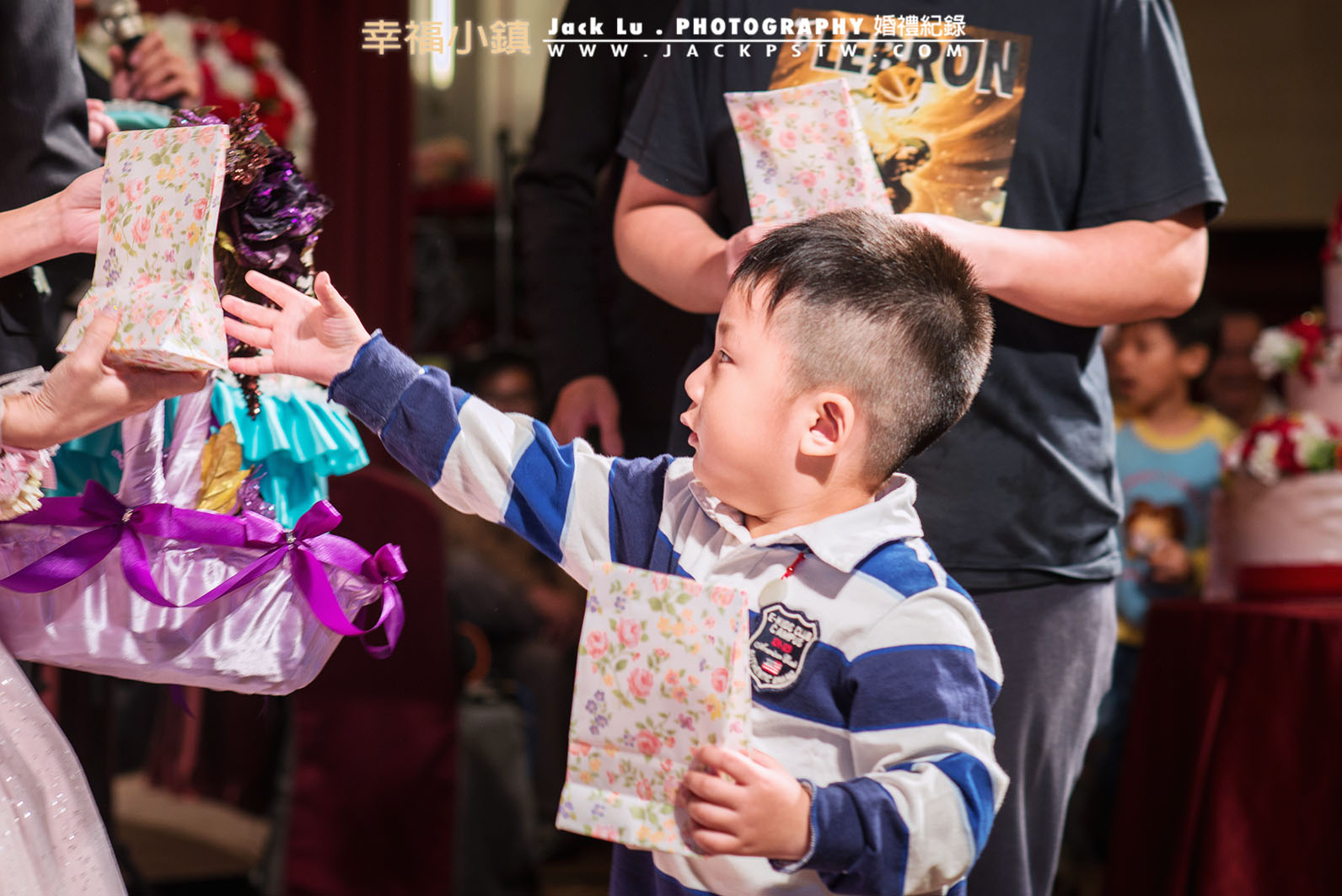 鬼靈精怪小朋友:這次新娘特別在喜宴當中準備小遊戲帶動現場氣氛，給現參加喜宴朋友抽獎，當在上台領獎時，小朋友拿了一份獎品