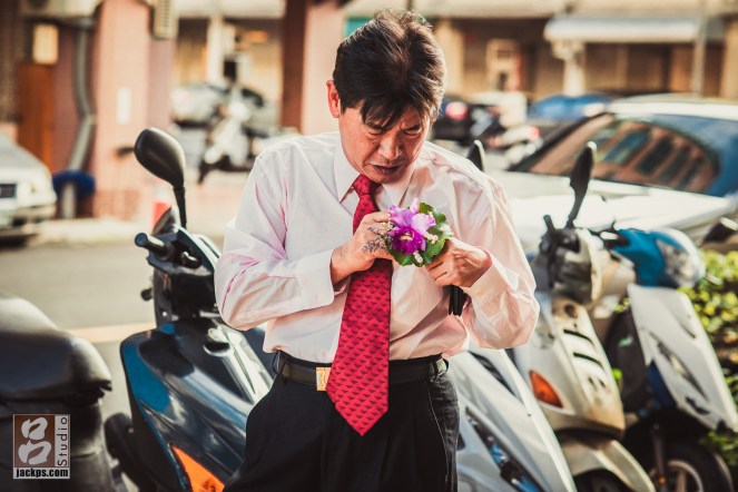 男方家親友，再戴胸花