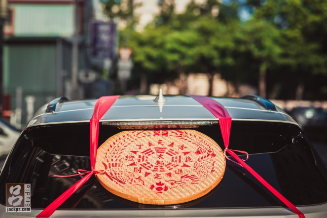 特別把米胎綁在車後面(NOTE,應該花不少時間在綁)