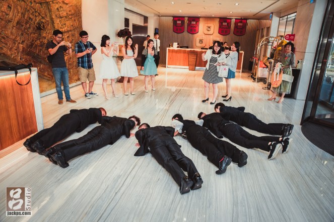 新郎與伴郎在翰品酒店大廳闖關遊戲