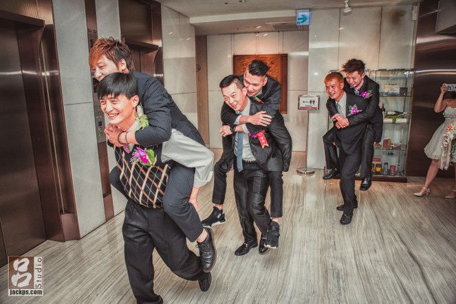 闖關遊戲之一的新郎背伴郎繞大廳一圈