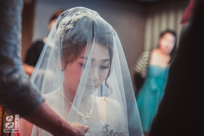 蓋上頭紗新娘的表情