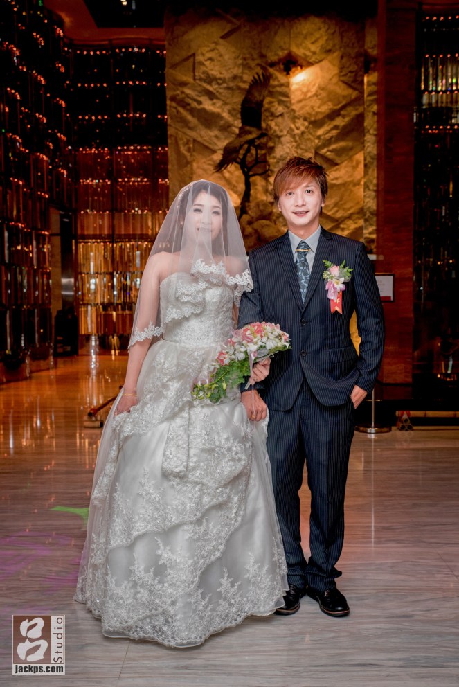 新人們在大廳前的合照