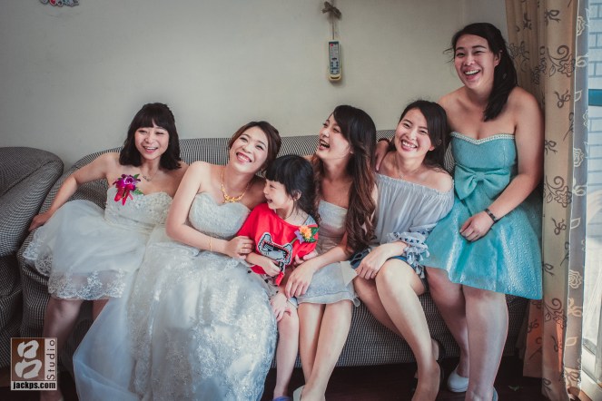 新娘與他姊妹開心時刻