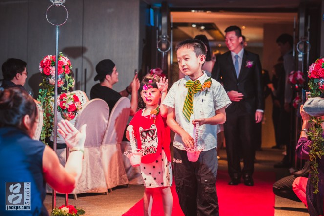 小花童撒花瓣進場