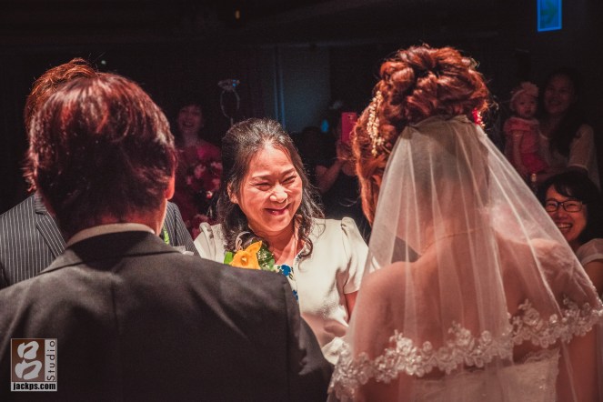 媽媽被主持人逗的很開心