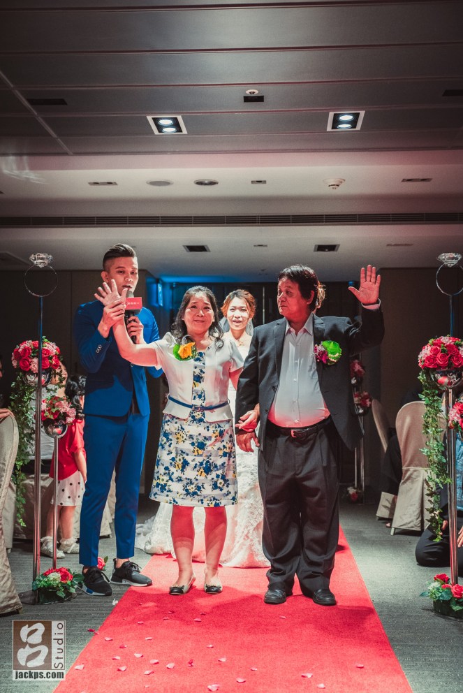 主持人請家長舉起手來