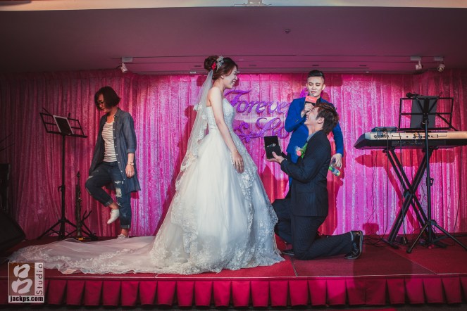 新郎拿出超大顆的鑽戒