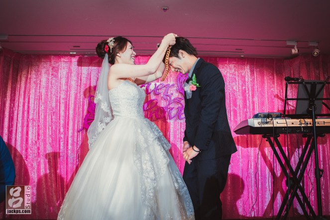 新娘幫新郎帶上超大條金項鍊