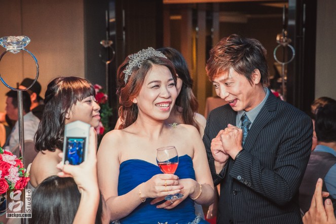 賓客把東西放在新娘肩膀上，要求新郎吃掉(一)