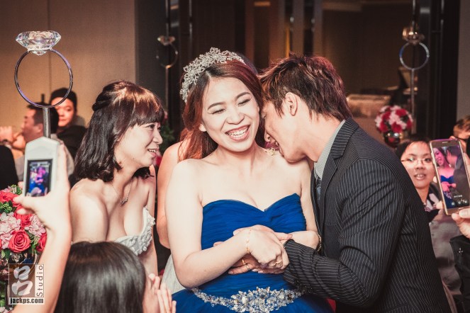 賓客把東西放在新娘肩膀上，要求新郎吃掉(二)