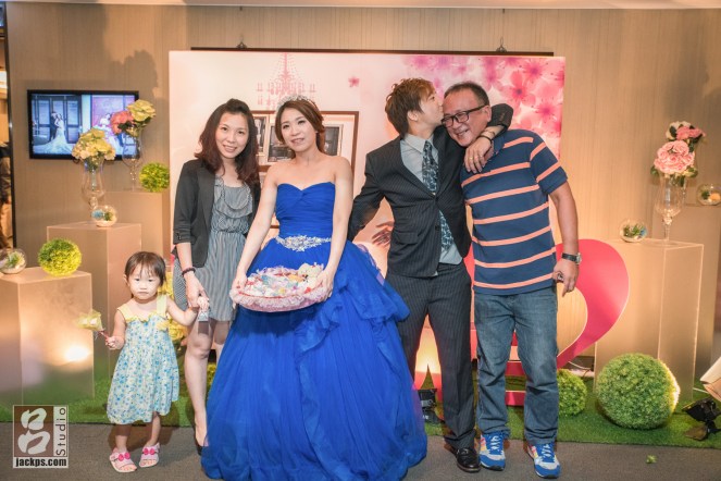 新郎超熱情，看到親友，每個都想親