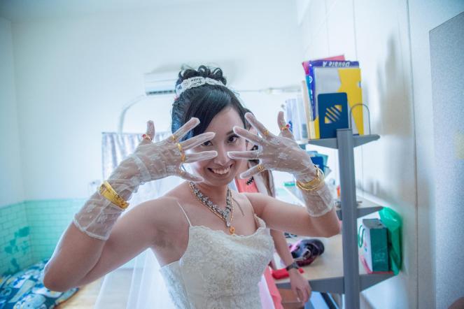 家中姑姑奶奶長輩送給她的金戒子, 新娘結婚被要求要全戴上,就變成每個手指都帶一個