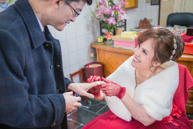 訂婚帶戒指 新娘在幫新郎帶戒指故意套到底, 一直在看新郎的表情,相當的有趣