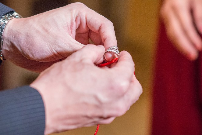 一金戒加一銅戒用紅繩繫活結 一金戒加一銅戒用紅繩繫活結