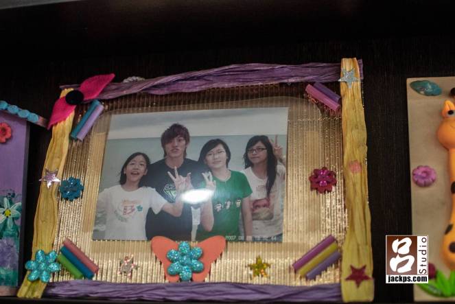 新郎與妹妹、表妹門的合照，外框是新郎的媽媽親手做的相框