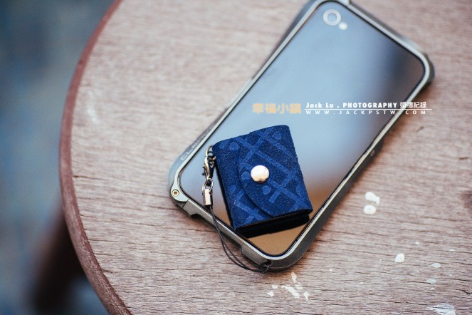 隨身袖珍書和手機大小比較