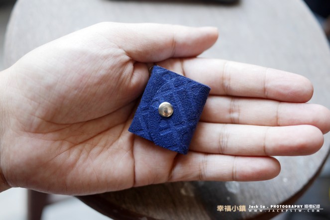 放在我手上的隨身袖珍書的大小