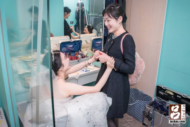 新娘看到特別遠方來參加的朋友