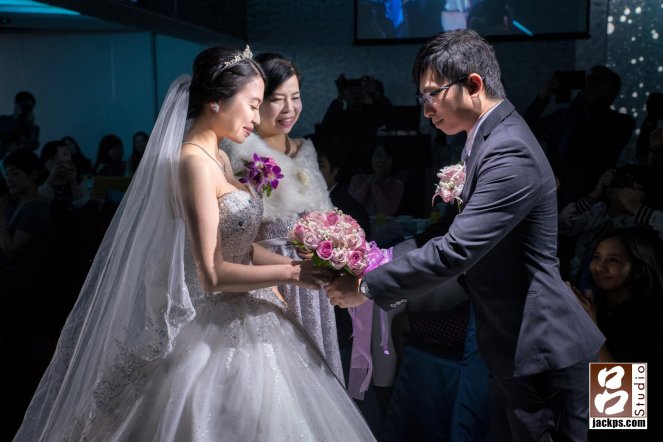 女方家長把新娘手交給新郎