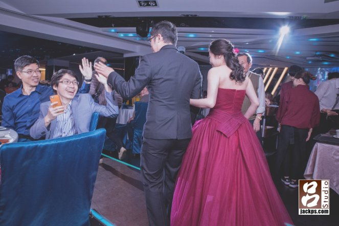 二次進場新郎與好友擊手