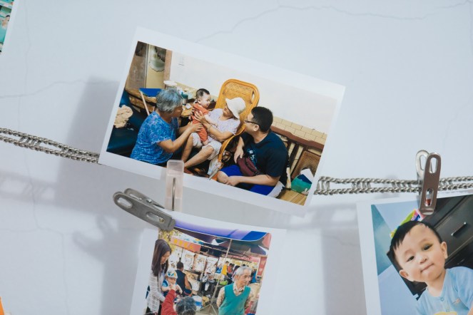 近期拍攝打周活動，爸媽特別把照片都洗出來掛再來