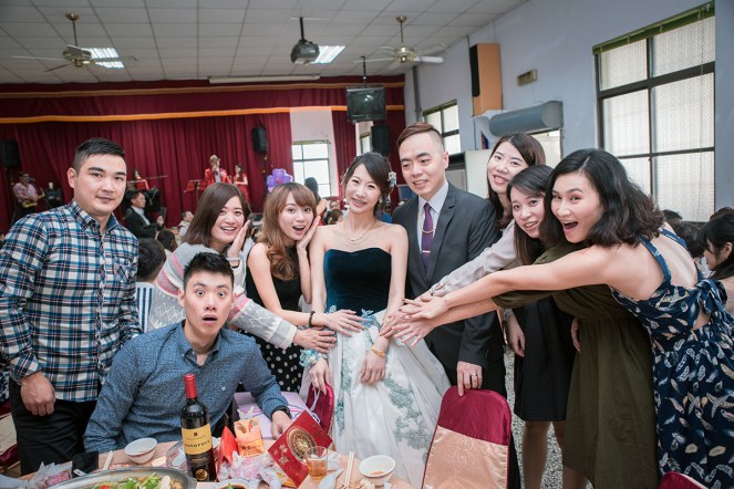 新娘的寶寶 新娘的肚子內的寶寶已滿大