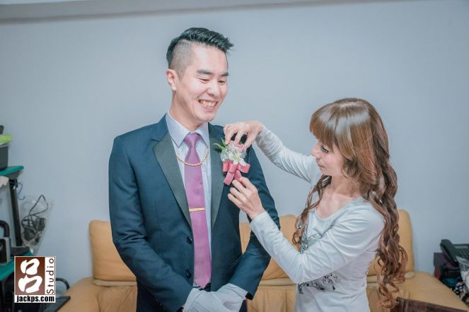 母親替新郎戴上胸花