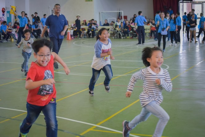 小朋友跑上舞台