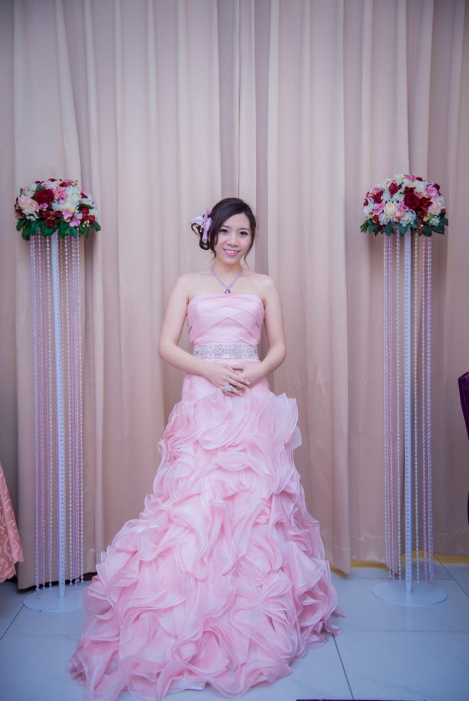 粉紅大裙擺波浪晚禮服