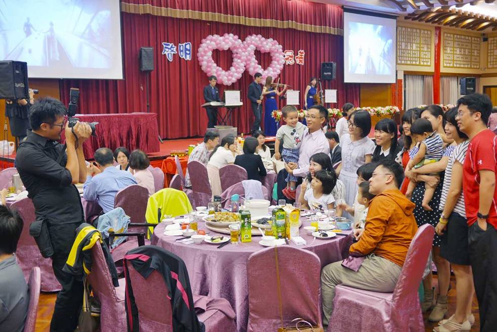 婚攝與親友互動