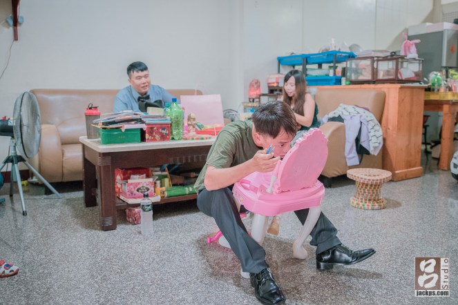 新郎用辦家家酒的鏡子戴隱形眼鏡