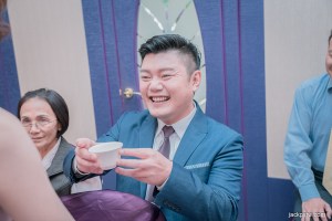 新郎喝茶開心
