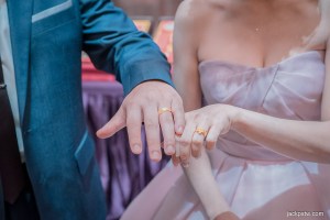 男女方手戴上訂婚戒
