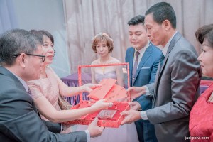 雙家家長交換聘禮