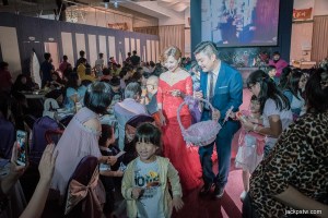 二次進場發禮物