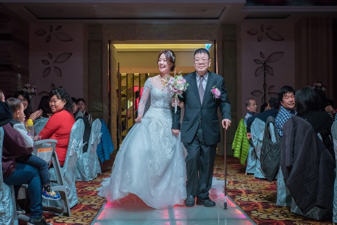 父親牽的新娘第一次進場