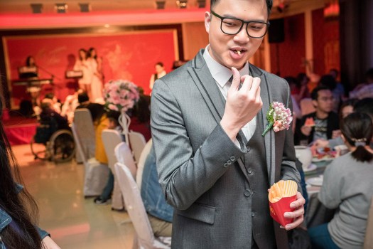 吃個薯條的新郎