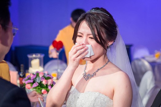 新娘感動得哭了