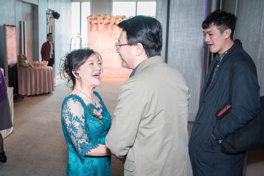 主婚人招待賓客